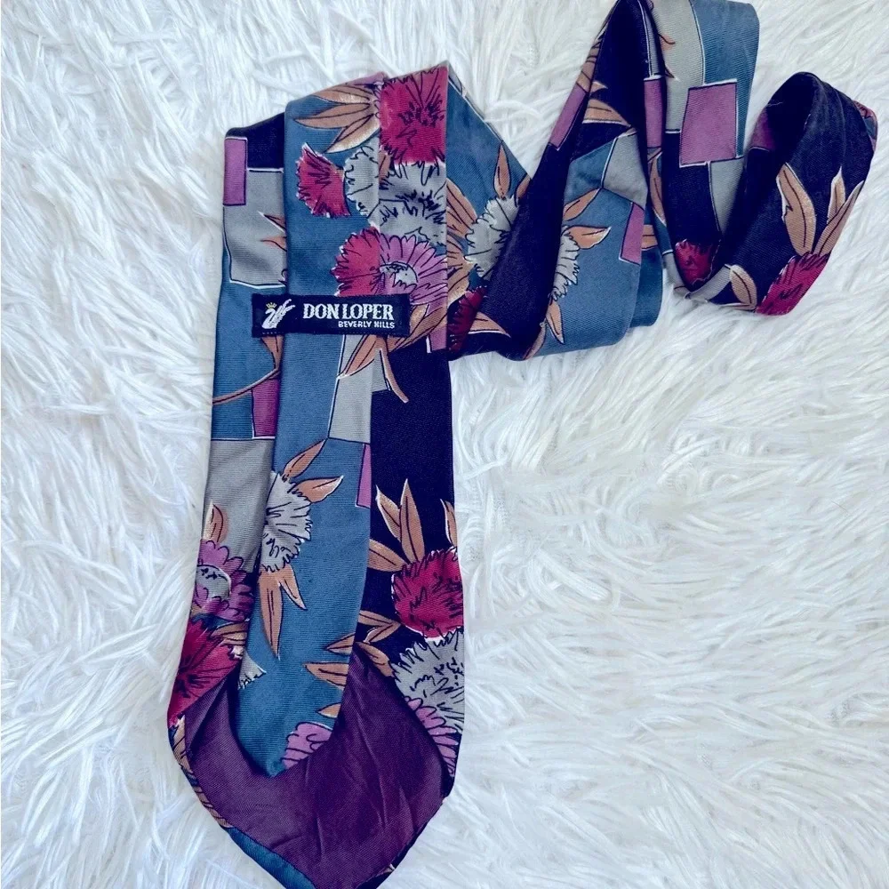Don Loper of Beverly Hills-100% Italian silk blue w/floral geometric pattern tie
